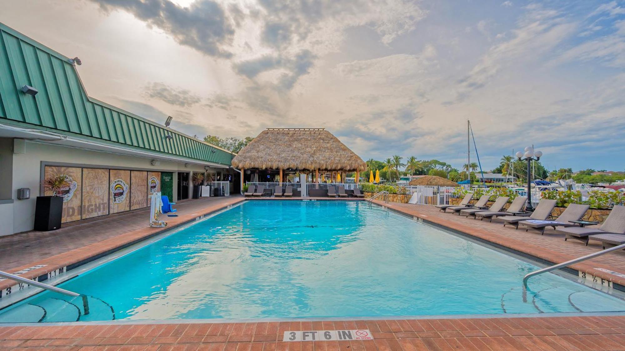 All-New Waterfront With Balcony,Pool,Tiki Bar,Gym Сарасота Екстериор снимка